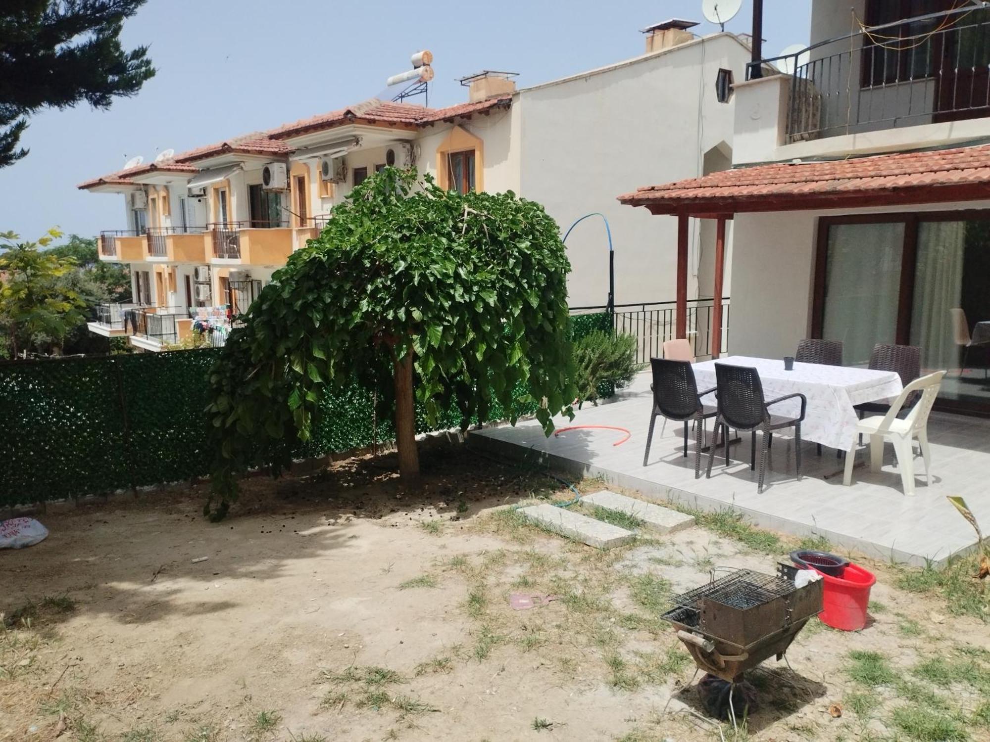Kadinlar Denizi Plaji 100 M Bahceli Havuzlu Villa Kuşadası