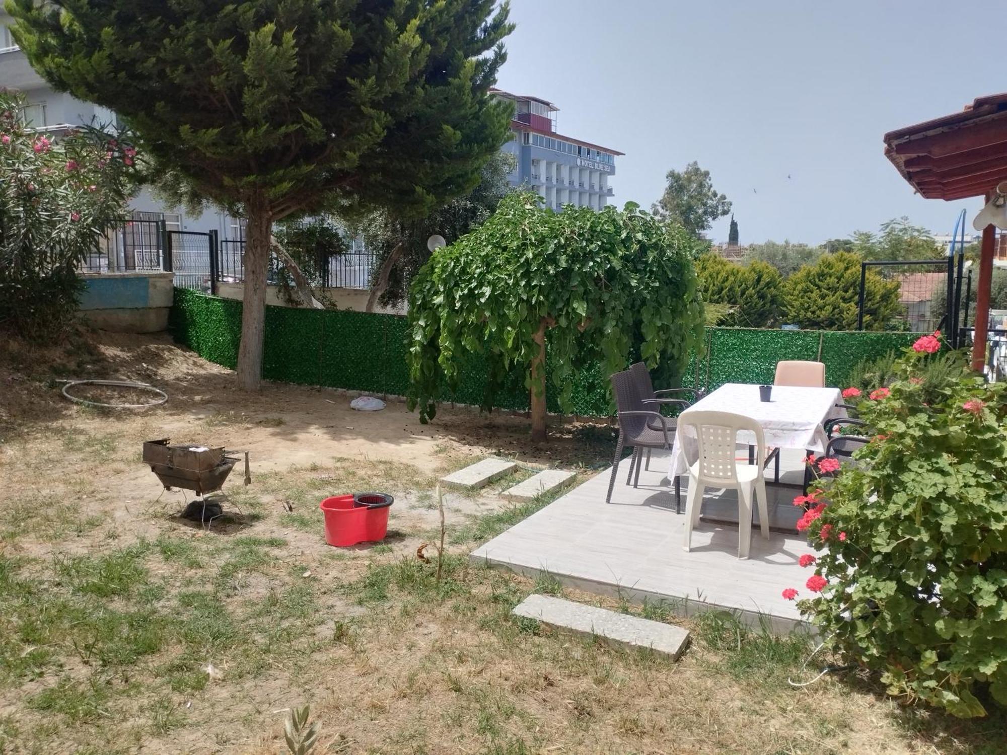 Kadinlar Denizi Plaji 100 M Bahceli Havuzlu Kuşadası